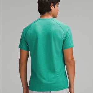 Metal vent tect short-sleeve shirt updated fit.